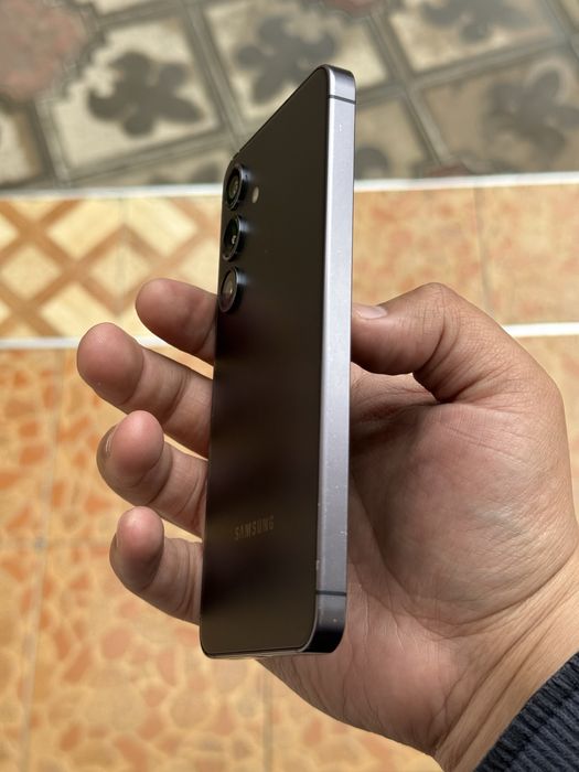 Samsung S24 evro. 2 sim ikalasi ham imeykadan o’tgan. Xotirasi 8/256.