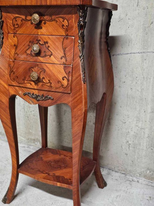 Изящен шкаф с обков от месинг