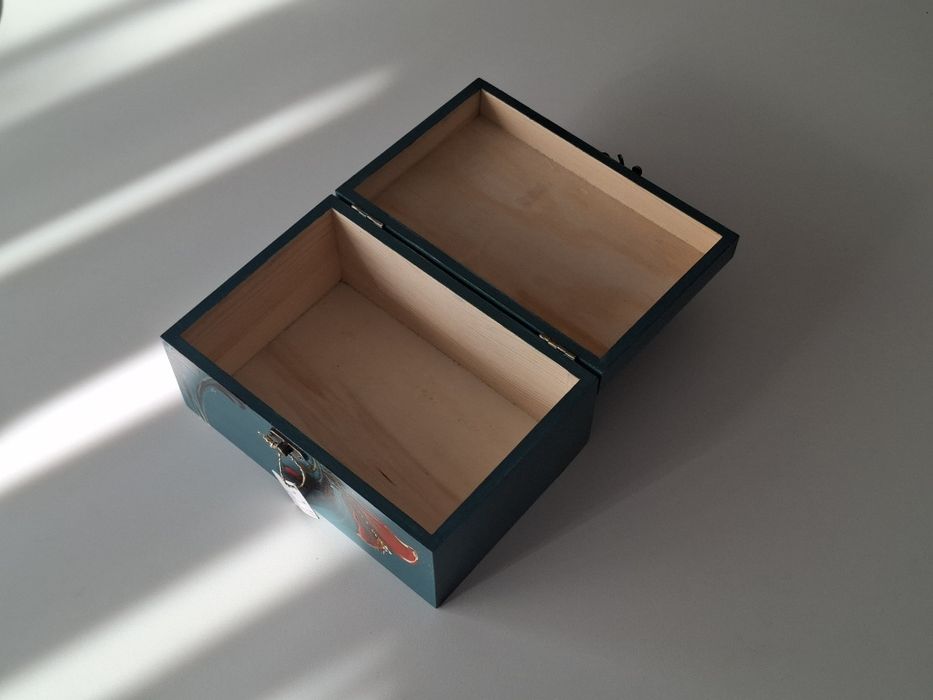 Cutie din lemn, pictata manual (noua)