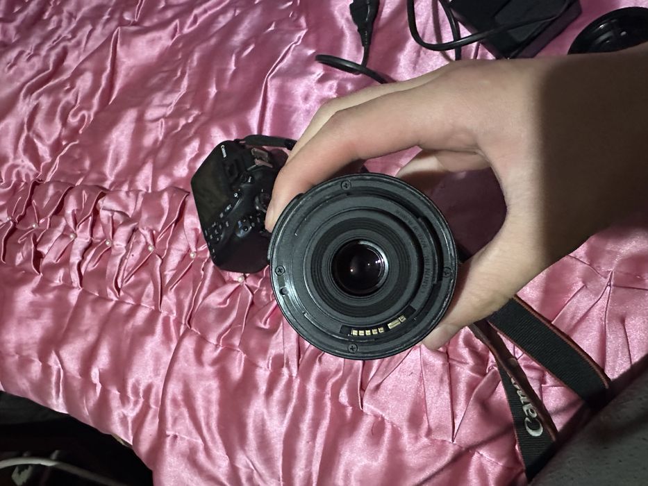 Фотопарат Canon 2000D