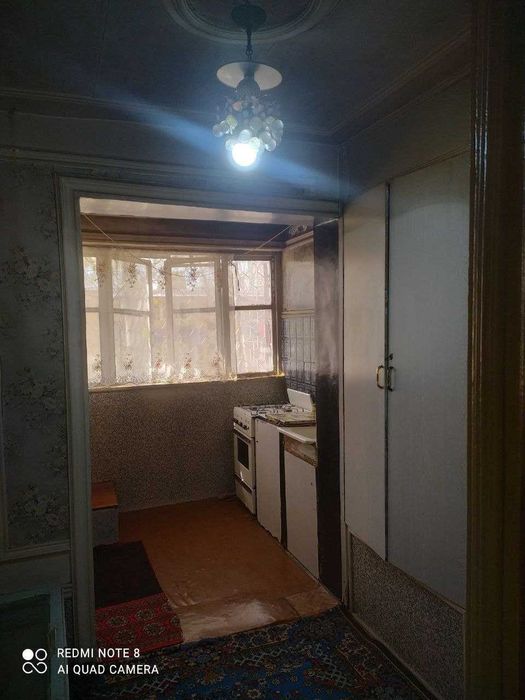 Uy sotiladi Chirchiq 8-MKR 3 xona yo'lni yuzida