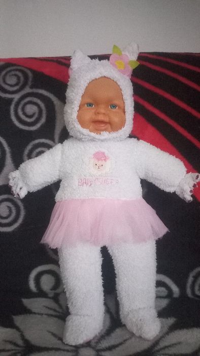 Bebelus îmbrăcat în oita