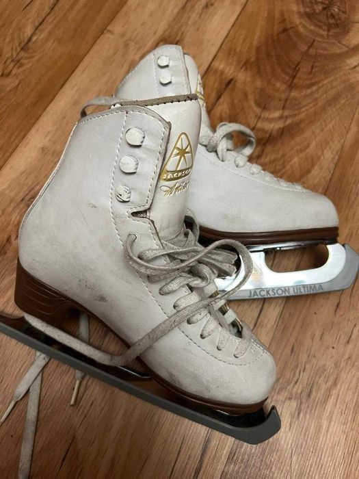 Продаются Коньки фигурные