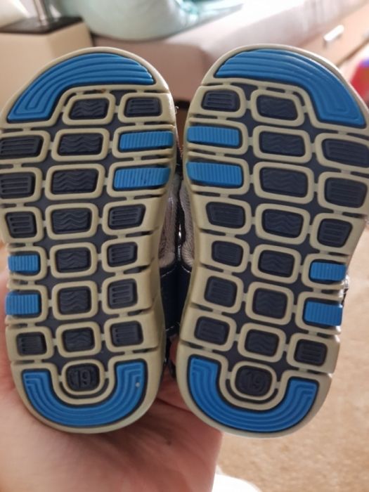 Продам сандали размер 19