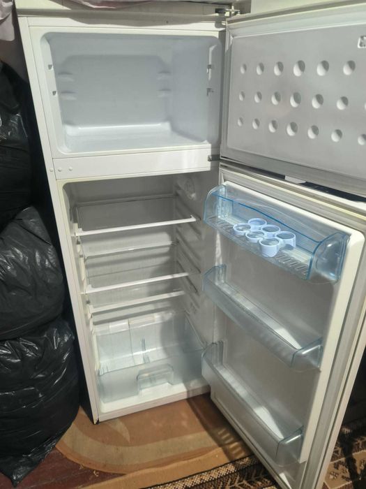 Vând urgent frigider Beko