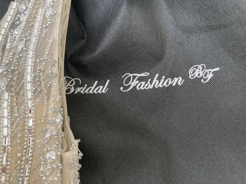 Уникална официална рокля с щраусови пера!