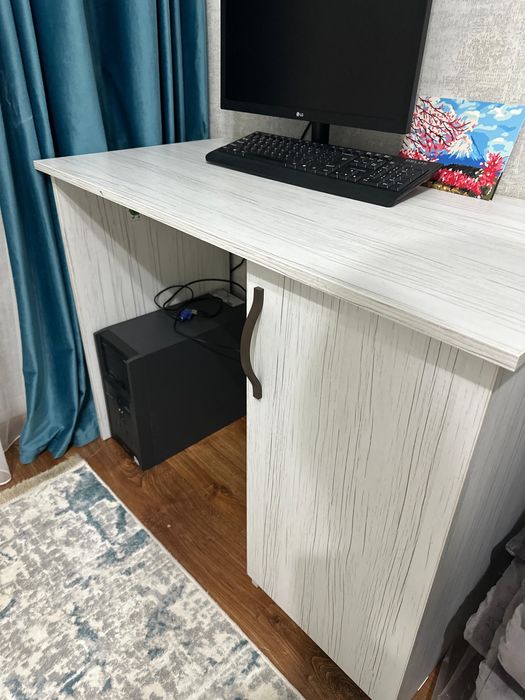 Продам кровать с матрасом и стол компьютерный.