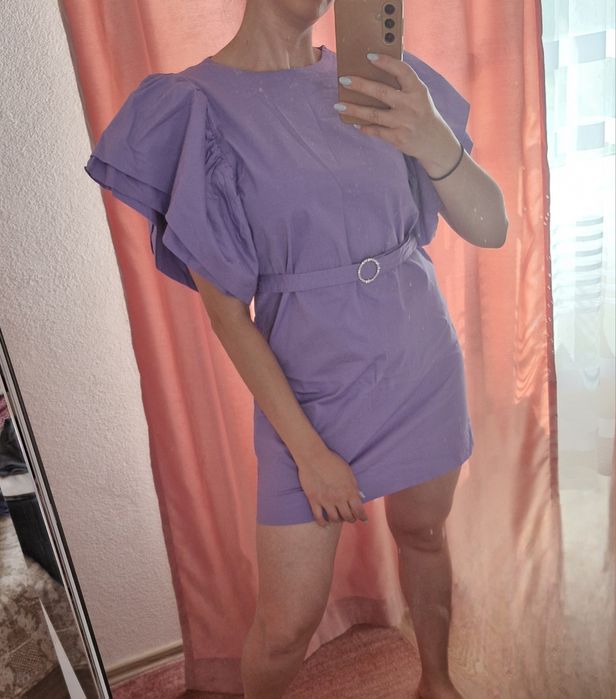 Къса рокля с ефектни ръкави