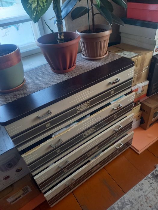 Плательный шкаф,  столик и комод