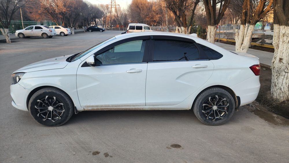 Lada Vesta 1.8 mexanika sotiladi