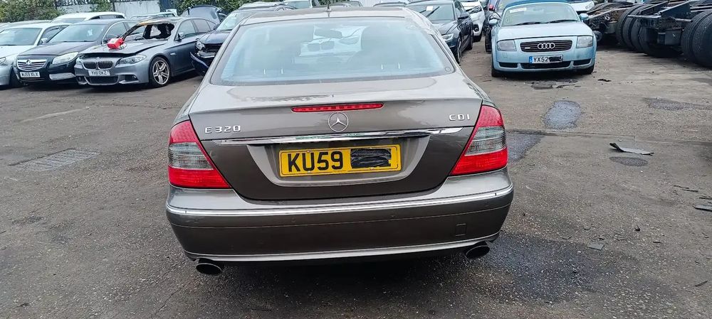 Dezmembrari / Dezmembrez E320 (W211) 45690 cutie viteze automată cod culoare 963 (MANUFAKTUR gri indium - vopsea metalizată)