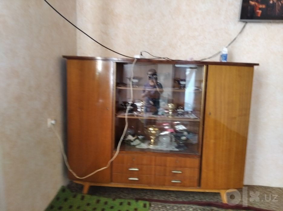 Stenka shkaf bor, holati yaxshi, narxini kelishamiz.