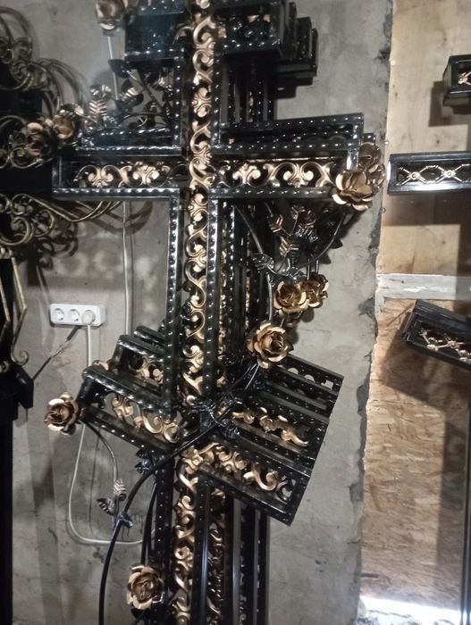 Оградки, столики, кресты, лавочки.