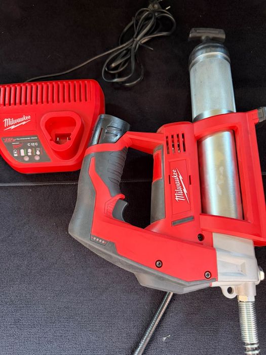 Milwaukee gresor pe acumulator