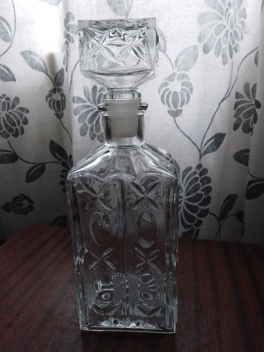 Гарафи за ракия вино уиски кристални и стъклени различни видове