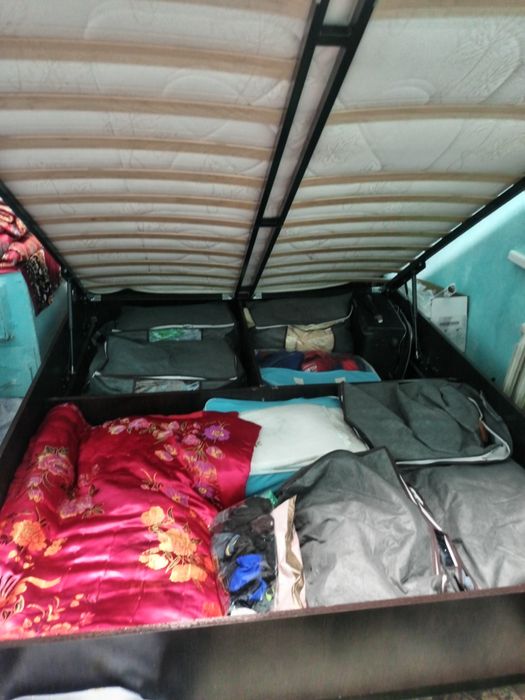 Продам двухспальную кровать с Матрасом