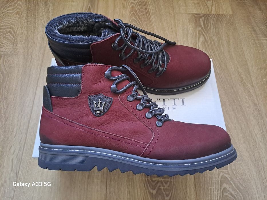 Vand ghete din piele naturala nabuc pentru bărbați. 
Interior îmblănit