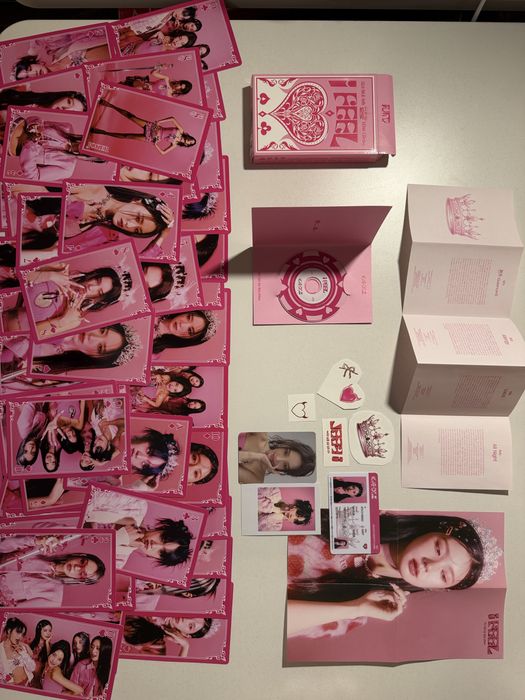 Албум на (G)I-DLE Queencard  |  | 54 карти за игра, Фотокартички, Мини диск, Татуировки, Постерче и още много подаръци