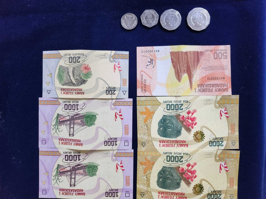 Мадагаскар : банкноти и монети ( ариари) + 3 пътеводителя на френски