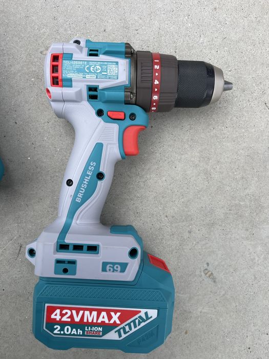 Total - bormasina acumulator 42 volti ,mandrina metalica