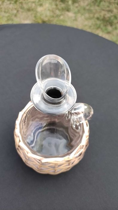 Гарафа от стъкло с ратанова оплетка