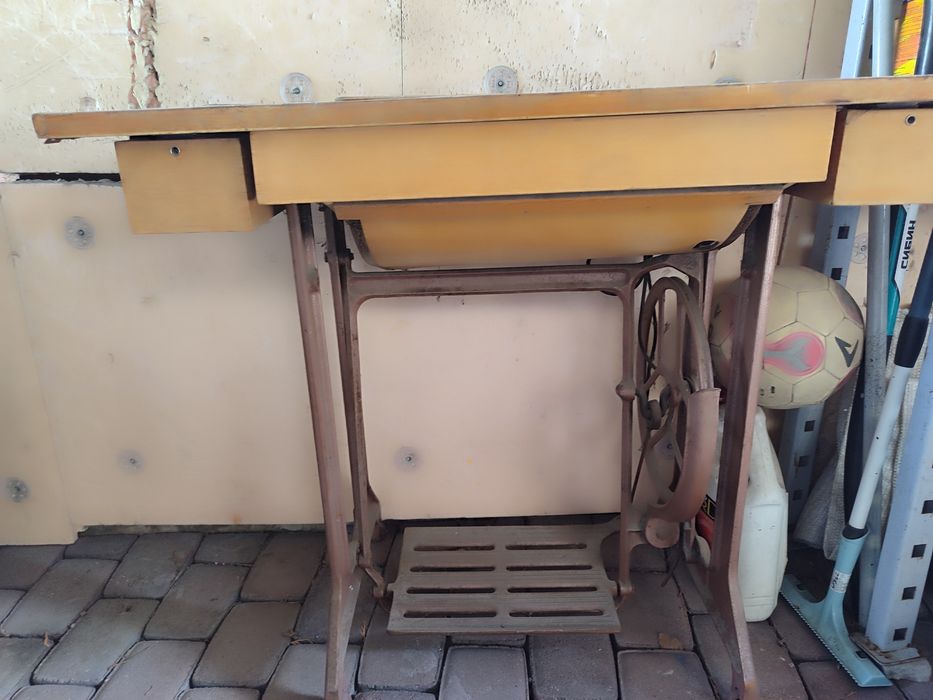 Швейную машинку продам.