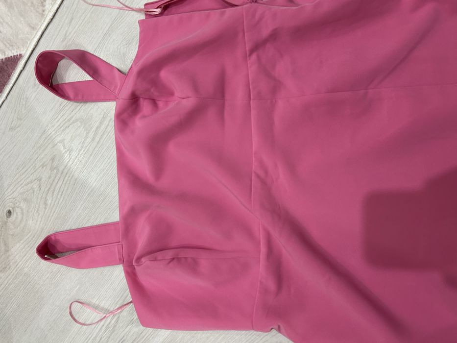 Розова рокля с цепка