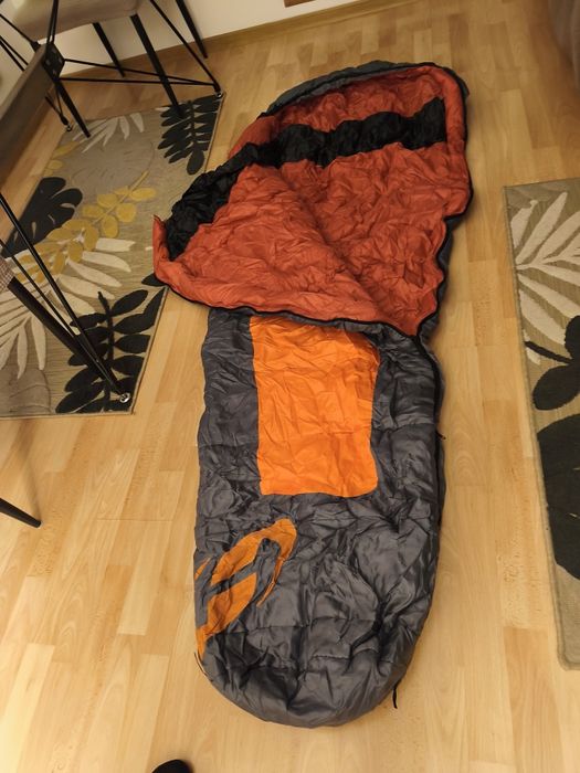 Vând sac de dormit Hannah Hiker III (din gama Adventure Series).
