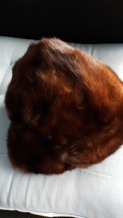 Vand haina de blana si caciula blana