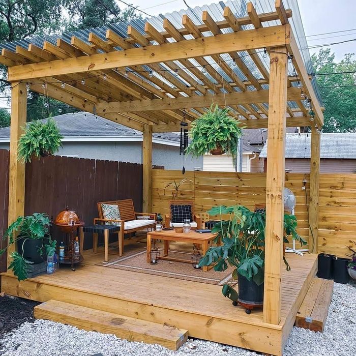 Выполняем работы по дереву беседки крышы над летний кухни