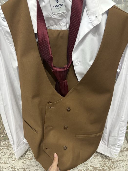 Костьюм,тройка с галстуком