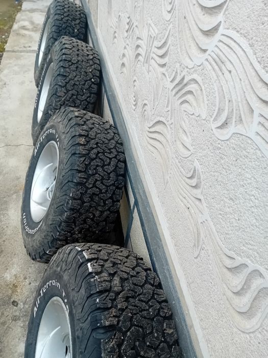 Vând cauciucuri 32x11,50x15