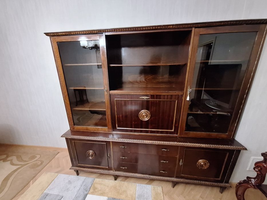 Старинен шкаф на две нива