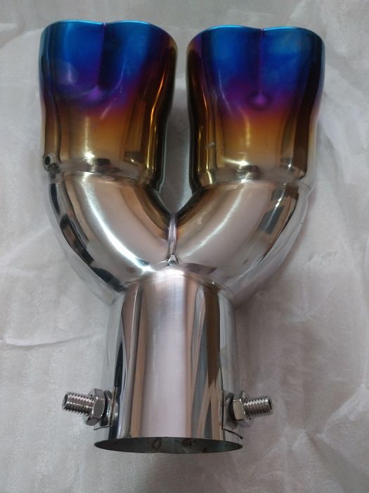 Универсален автомобилен ауспух с двойна тръба във формата на сърце.