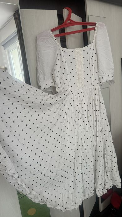 Платье белое в горошек