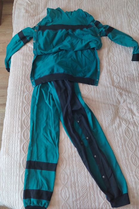 Продам спортивный костюм