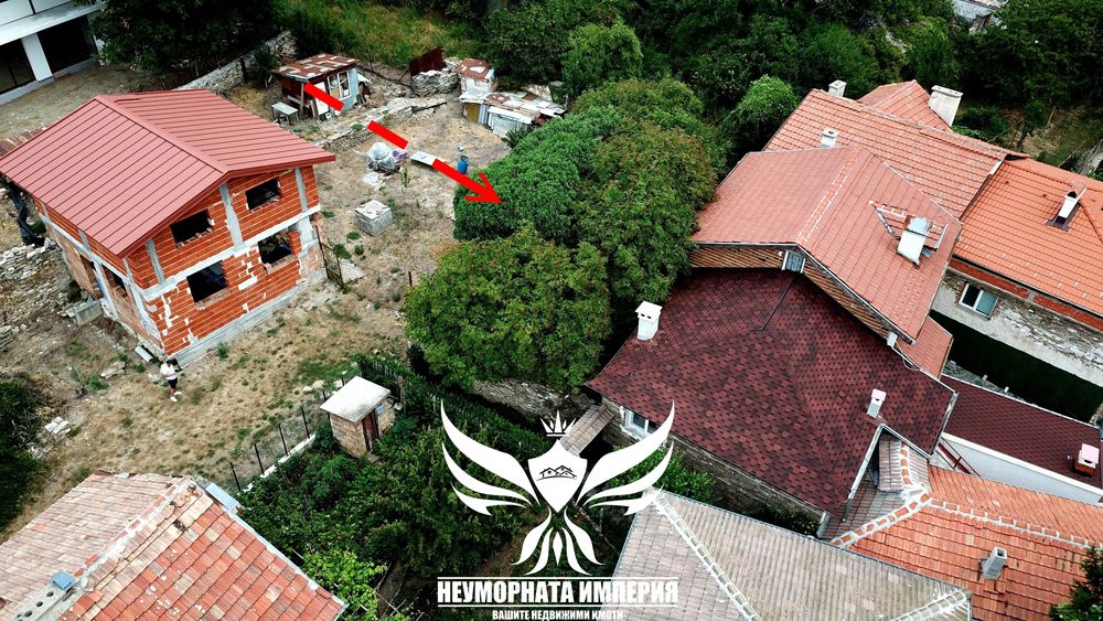 Продавам двуетажна стара къща 60РЗП с хубав двор 234кв. с.Лясково