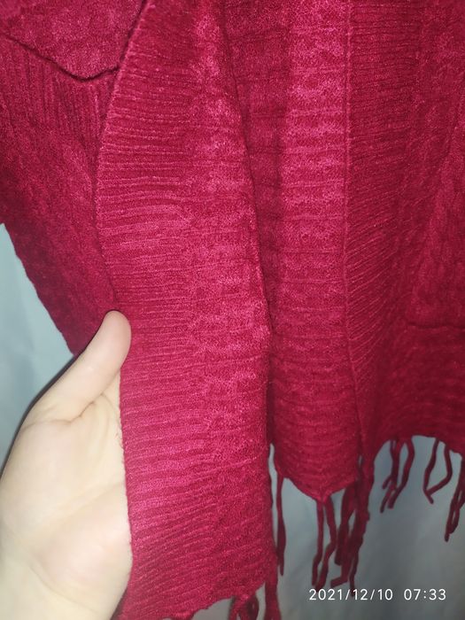 Продаётся Новый вязанный кардиган-свитер с брошкой. Карты нет.