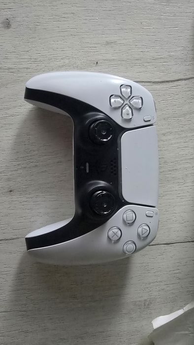 Продавам PS 5/Playstation 5 с 15м гаранция