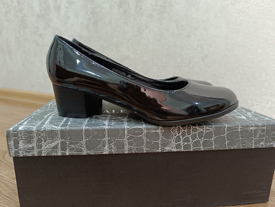 Лаковые туфли р38