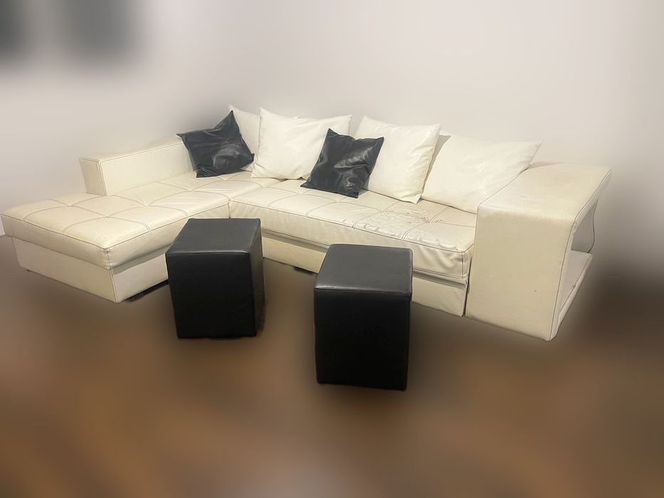 Бял кожен диван с възглавници