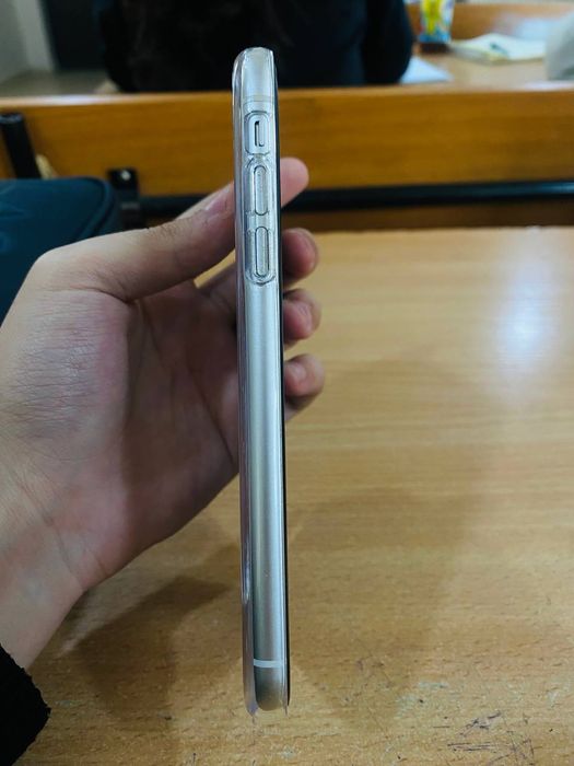 Iphone 11 oq yomkst 100% faqat batare almashgan joyi 128 tali