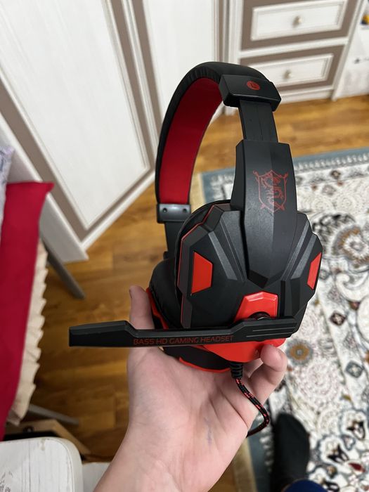 Продам наушник красный