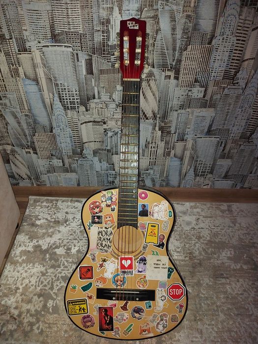 Продам гитару классическую,6 струн