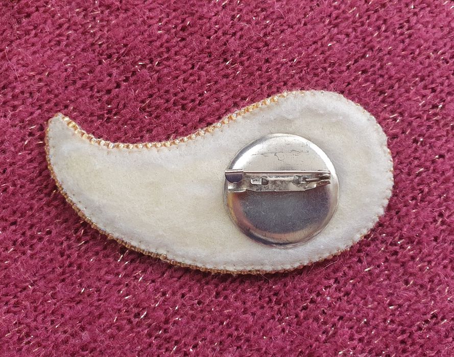 Брошка с камък и мъниста