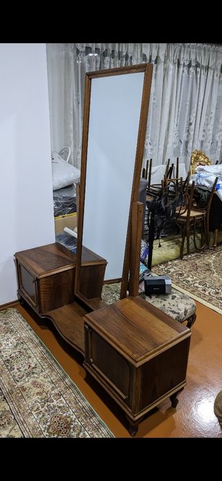 Румынская горка-витрина ждёт реставрацию и своего нового хозяина.