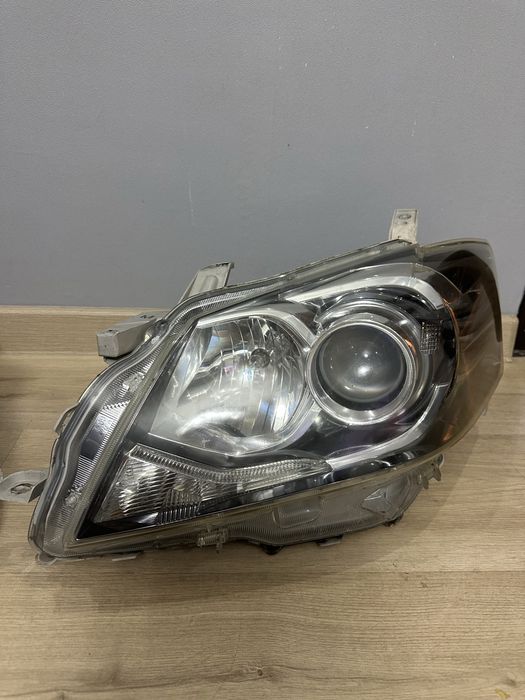 Фары на Toyota Aureon