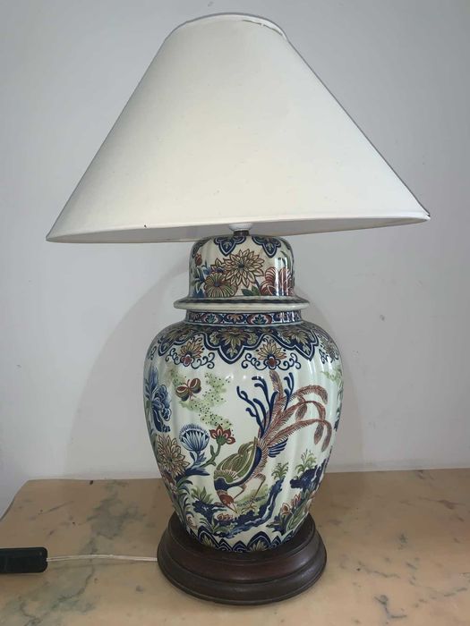 Veioza portelan pe soclu de lemn