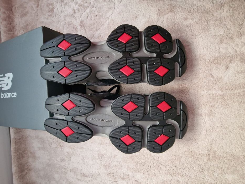 Чисто НОВИ New Balance 9060
