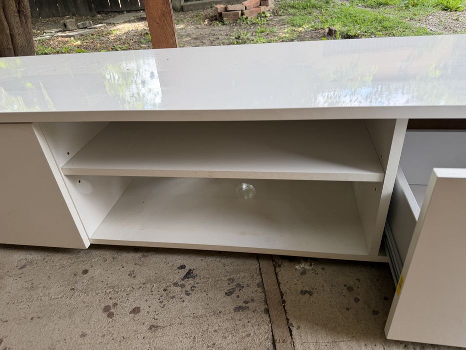 Vand urgent mobilier tv si masa